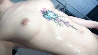 Lilyana @floortank takes a hot selfie in the shower