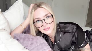 Kelly sexy blonde onlyfans solo