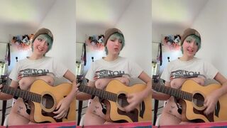 Kenalialuv nude sing and play guitar