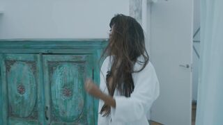 Daring Kiara / HawaiianGeisha - Playing in Bathtub