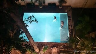 Violet and Johnny Sins Pool Sex Round(2)